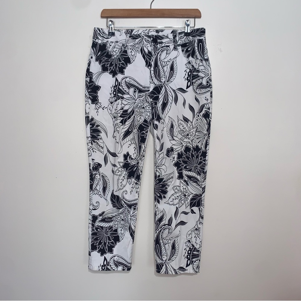 THE PLATINUM CROP BY CHICOS White Black capri SIZE 0.5 Size 6 See size chart